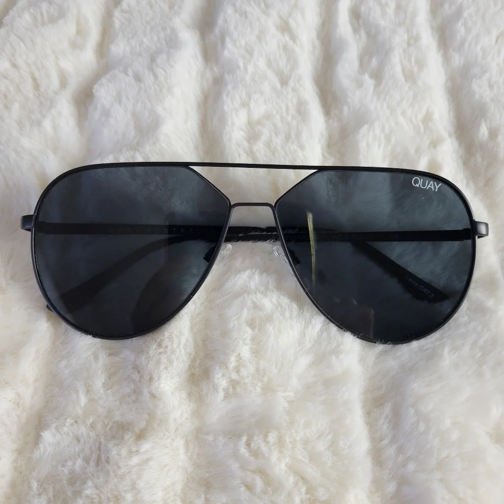 QUAY // ltd ed lizzo collaboration black metal frame black smoke lens aviators